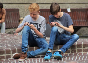 Franta interzice elevilor folosirea telefoanelor mobile si a tabletelor in scoli