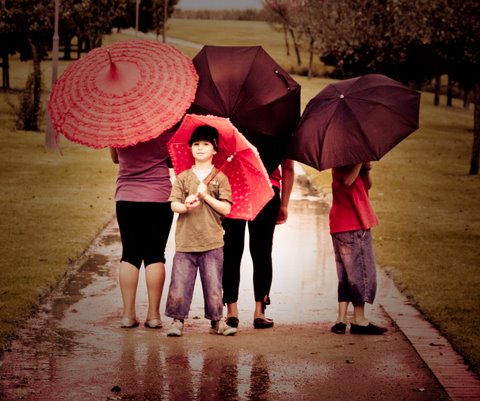 copii cu umbrele