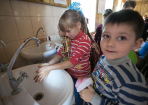 UNICEF si OMS: 1 din 4 scoli din Romania nu detinea dotarile minime necesare spalarii mainilor inaintea declansarii pandemiei de COVID-19 