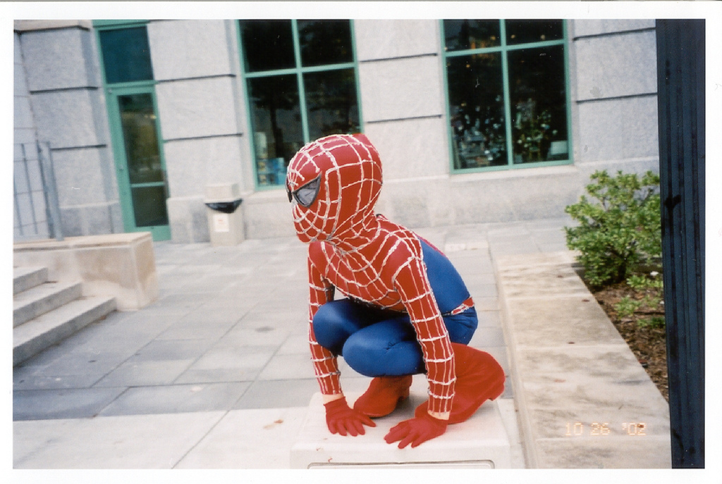 copil in costum Spiderman