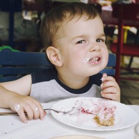 Cum contribuie parintii la aparitia obezitatii in randul copiilor