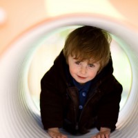 Vrei sa invete mai usor? Lasa-l pe copil sa se joace!