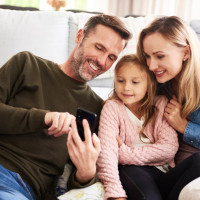 Cand parintii stau pe telefon prea mult