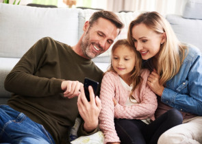 Cand parintii stau pe telefon prea mult