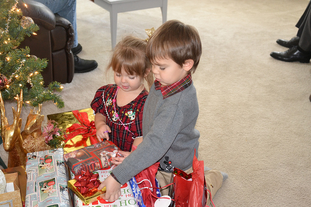 copii deschizand cadouri
