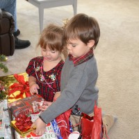 De tinut minte cand alegi cadourile pentru copil: Cum incurajeaza parintii materialismul copiilor