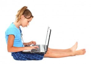 fata folosind un laptop