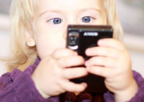 Studiu ce efect au telefoanele mobile asupra copiilor