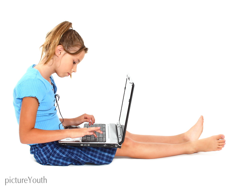 fata folosind un laptop