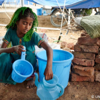 Femeile si fetele sunt cele mai afectate de criza apei si a salubritatii, arata un nou raport UNICEF-OMS