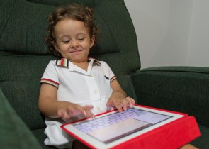 fetita folosind o tableta