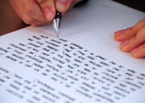 Cum ii ajuta scrierea creativa pe cei mici