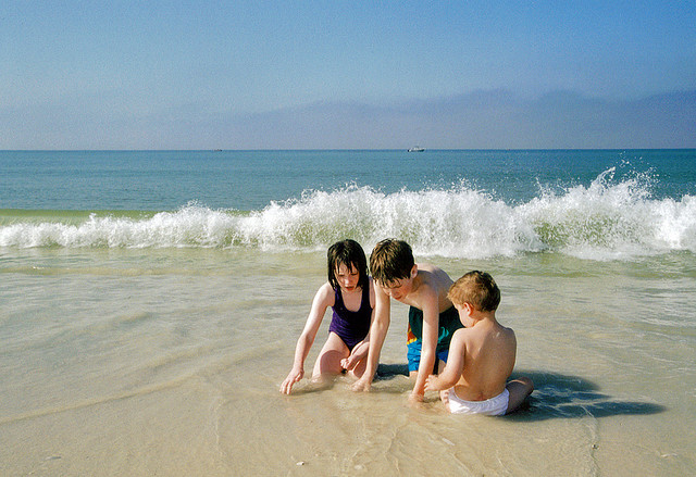 copii pe plaja