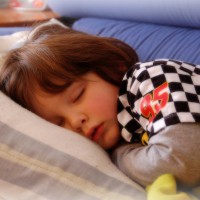 Copiii cu program regulat de somn sunt mai cuminti