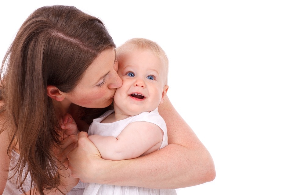 imbratisarile ajuta la dezvoltarea creierului bebelusilor