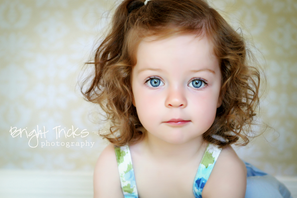 fetita cu ochi albastri