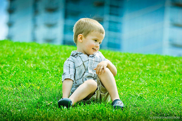 copil pe iarba